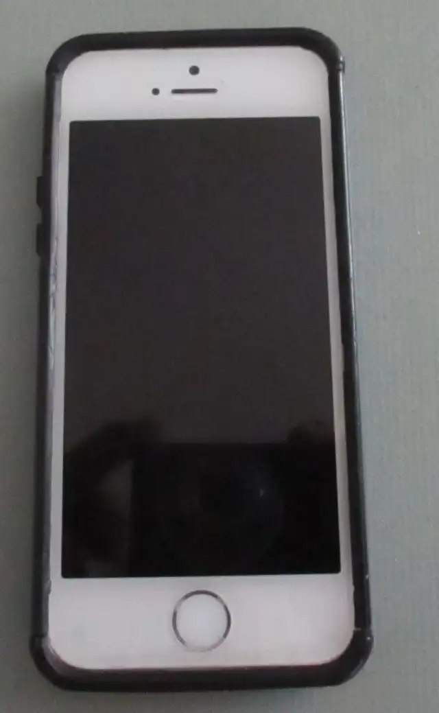 Apple iPhone 5s, 32 GIG  + protective case in Cell Phones in Regina - Image 2