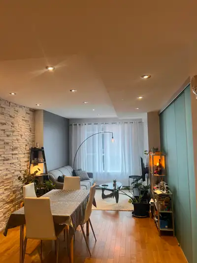 Grand condo 3½ lumineux avec 1 stationnement intérieur et espace de rangement. Emplacement idéal à L...