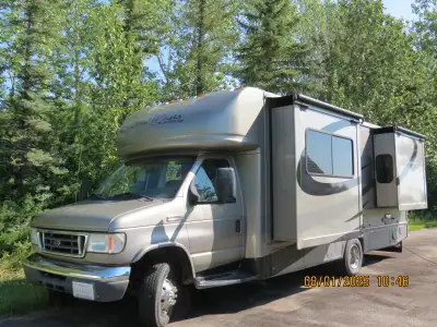 2007 used Four Winds 30FT Motorhome with 2 slides, Onan Mobile Genset and Car Tow Dolly.