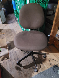 Desk chair on wheels steno chair good condition CLEAN