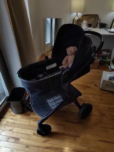 Poussette achetée d'occasion pour un tournage! - Bon état (poignée un peu abîmée) - Plusieurs config...