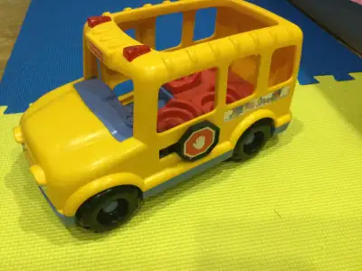 Autobus scolaire et camion de pompier Fisher Price Demande 25$ pour les 2 Disponibles à Laval