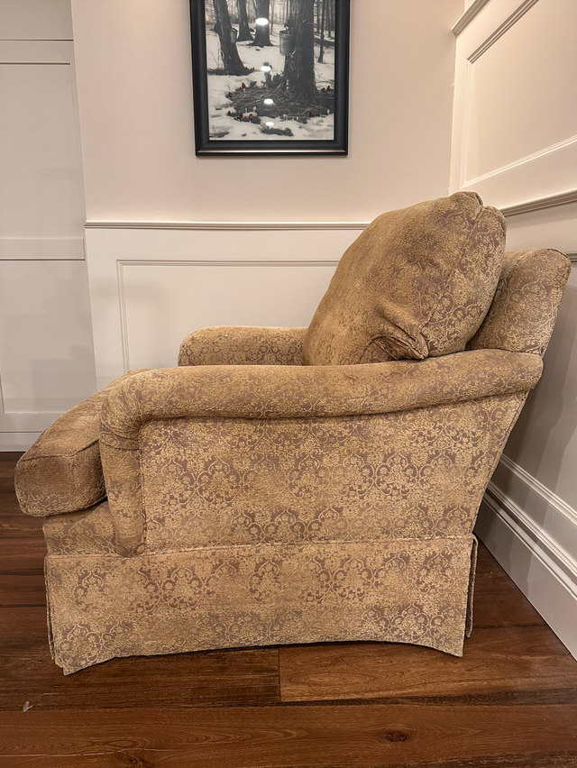 Classic Upholstered Armchair in Chairs & Recliners in Markham / York Region - Image 5