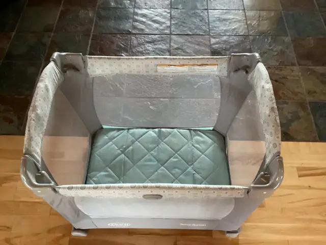 Graco Travel Crib in Cribs in London - Image 3