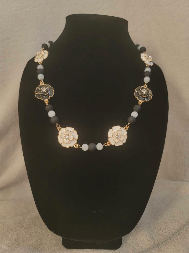 Black and White Flower Necklace  in Jewellery & Watches in Brandon