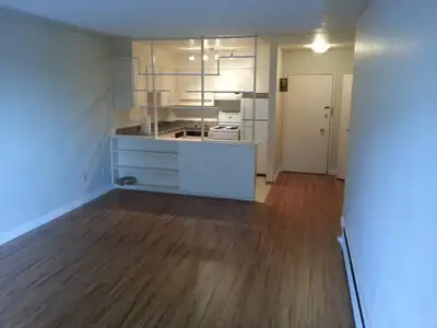 Salisbury Apartments Suite Includes: - Spacious bright 1 bedroom - New paint - Stainless steel appli...