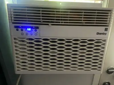 Ce climatiseur Danby de 12 000 BTU est presque neuf, ayant été utilisé seulement pendant deux étés....
