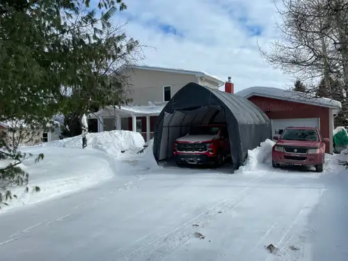 Belle propriété au bord du lac Kénogami, située dans un endroit très recherché, à moins de dix minut...