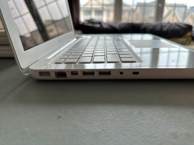 White Macbook with Glowing Apple Logo in Laptops in St. Catharines - Image 4
