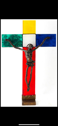 Crucifix: bronze, acrylique et plexiglas; signé 12 x 24