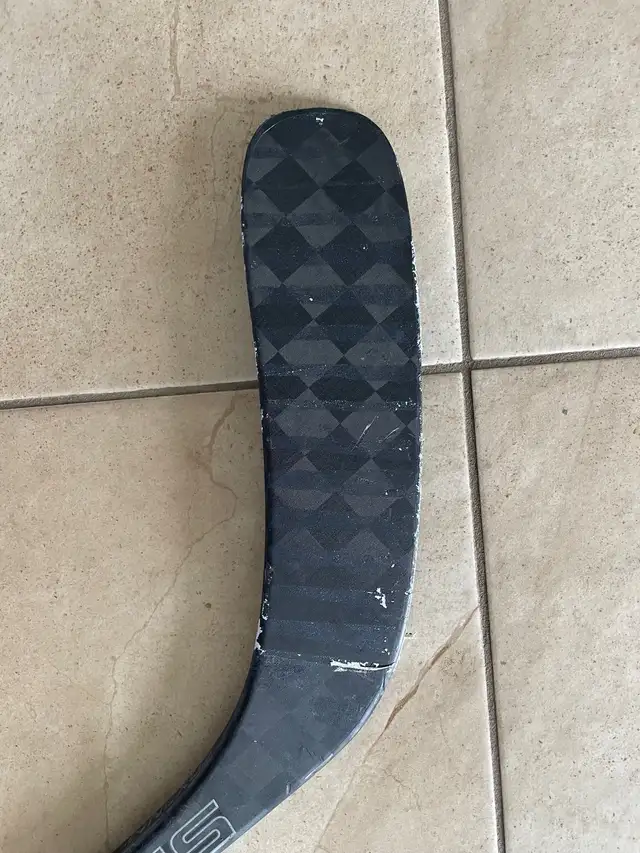 Bauer 2N Pro intermediate hockey stick Right P88 55 flex in Hockey in Oakville / Halton Region - Image 5