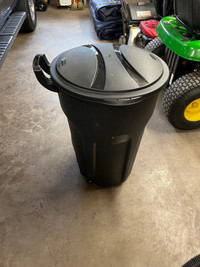 Rubbermaid Roughneck 121 liter garbage can