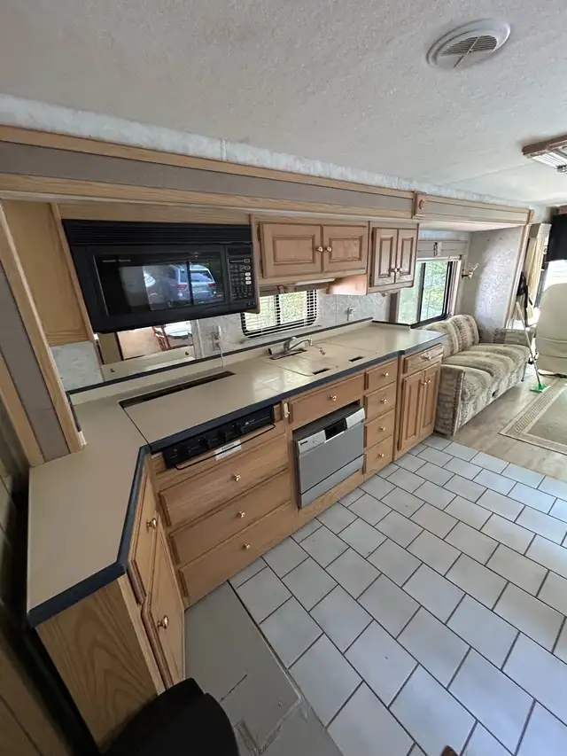 1999 Monaco Diplomat - 38’ Motorcoach - NEW MVI - MUST SELL in RVs & Motorhomes in Bridgewater - Image 7