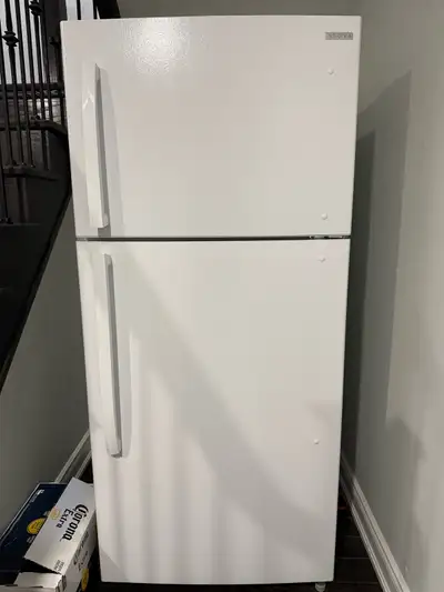 This pre-owned Insignia top-freezer refrigerator offers reliable cooling performance in a compact, w...