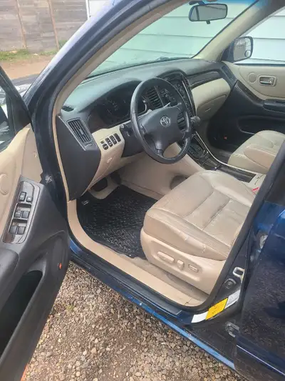 2003 Highlander limited. V6 auto Mint leather interior Sunroof. Brakes and tires are good. Runs and...