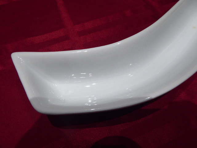 Wavy Porcelain White Olive Serving Tray in Kitchen & Dining Wares in Delta/Surrey/Langley - Image 3
