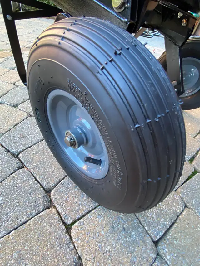 YARDWORKS quick release self-dump wheelbarrow in Outdoor Tools & Storage in Oakville / Halton Region - Image 9