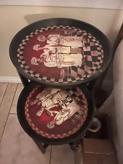 These charming chef-themed nesting tables are in good condition and bring a delightful touch of whim...