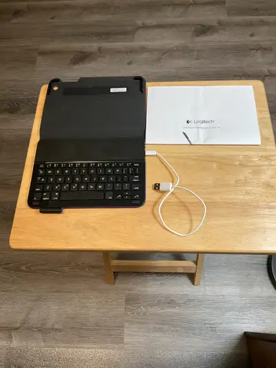 Logitech Ultrathin Keyboard Folio i5 - manual included - in excellent condition - smoke free and pet...