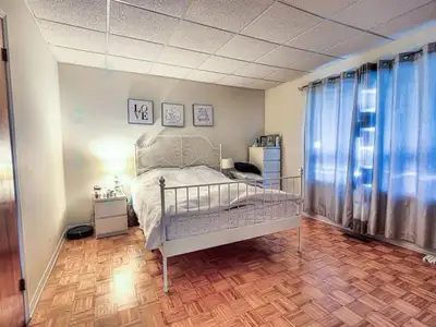 - 4 1/2 à louer dans un duplex style maison Cabanon style garage Abri de voiture Cours intérieur et...