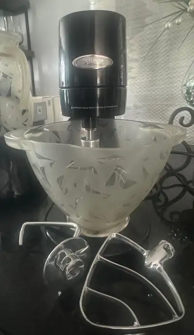Beautiful addition to any kitchen. Combined price for both $250. Individual- stand mixer $200 and Bl...
