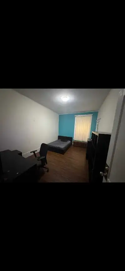_English follows_ Location d’été proche de Concordia. 1 chambre meublée avec lit double dans un appa...