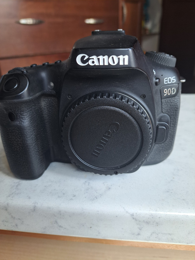 Canon 90D like new in Cameras & Camcorders in Edmonton