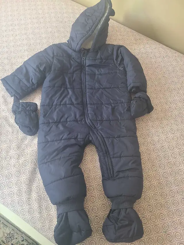 baby boy snow suit size 12 to 18 months in Clothing - 12-18 Months in Calgary - Image 2