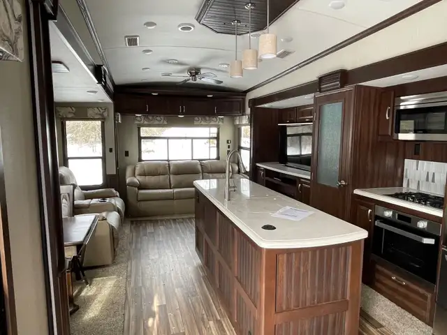 2019 Cardinal Luxury 3456RLX in RVs & Motorhomes in Owen Sound - Image 3