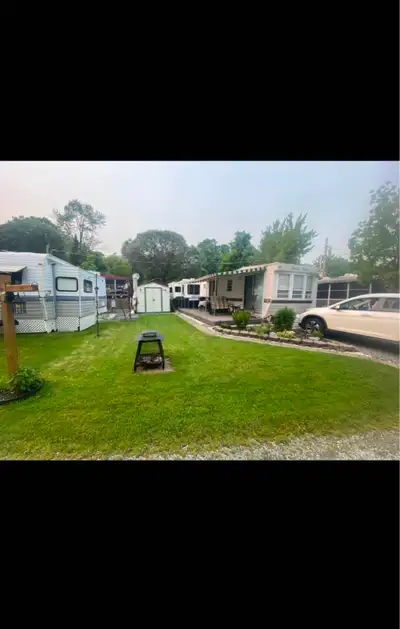 À VENDRE ROULOTTE DE PARC/SAISONNIER 32000$ Camping Plage Mckenzie , Lac-Brompton. Terrain: 99 Roulo...