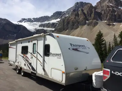 Our 2009 Keystone Passport Ultra Lite 300BH is a 33' 6" double-slide, family-friendly travel trailer...