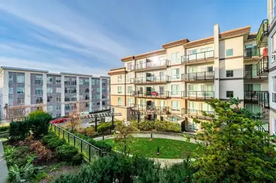 Beautiful One bedroom, one bathroom condo. Great location, just a few blocks from Skytrain Stations,...
