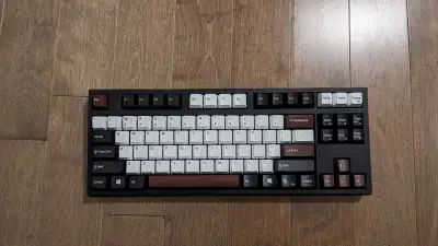 Bonjour, Je vends mon clavier mécanique WASD V3 87 touches, custom avec des touches Cherry MX Blue....