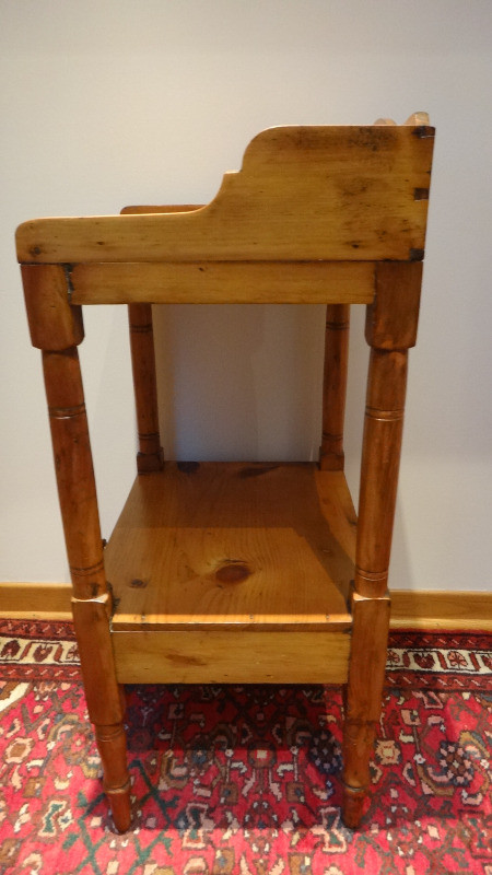 Antique Quebec Pine Side Table/ Washstand dans Art et objets de collection  à Ouest de l’Île - Image 2