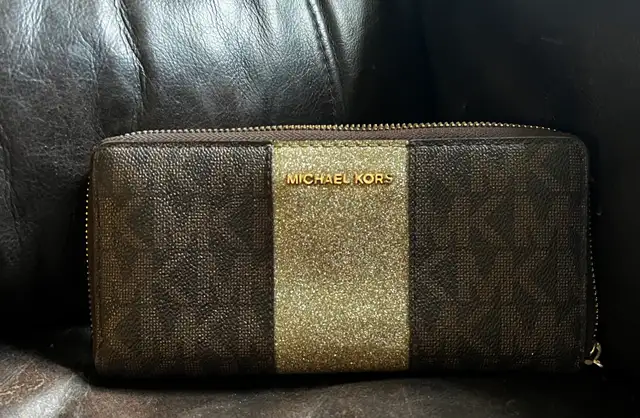 MICHAEL KORS WALLET in Women's - Bags & Wallets in Barrie - Image 2