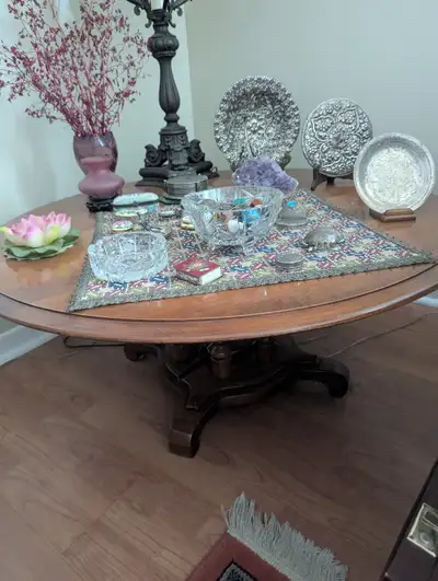 Table basse de salon en excellente condition. Repose sur un pied central divisé sur 4 pattes. Diamèt...