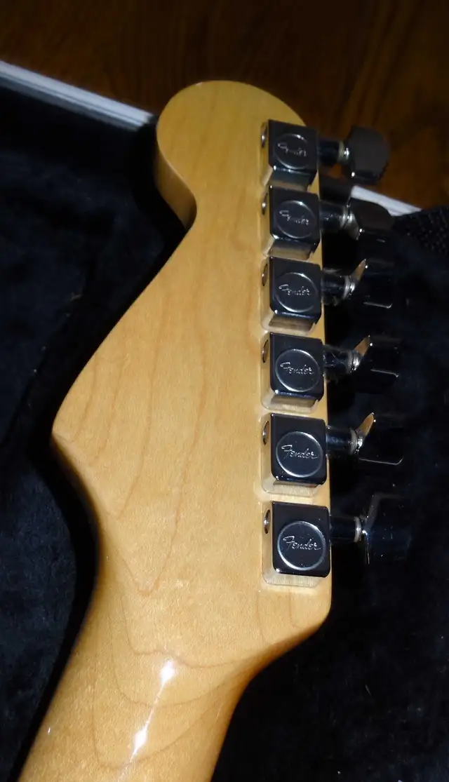 1983 American Fender Stratocaster in Guitars in Ottawa - Image 5