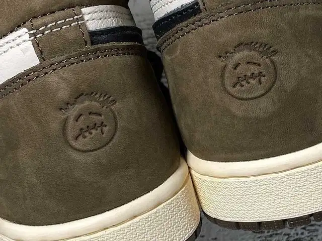 AIR JORDAN 1 HIGH OG TS SP 'Travis Scott' -  Size 8.5 in Men's Shoes in Québec City - Image 11