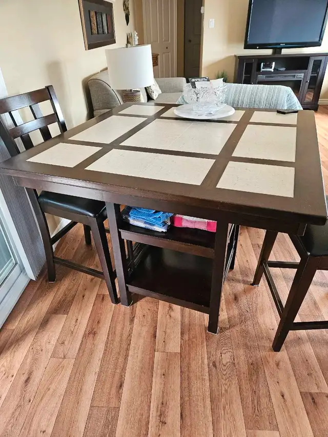Table haute 42" avec 4 chaise. En excellente condition. in Dining Tables & Sets in Moncton - Image 3