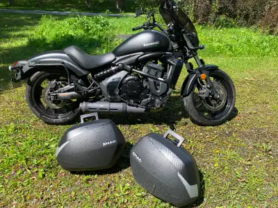 Kawasaki Vulcan 2020 freins ABS en beau noir . Elle vient avec rack et valises . Inclus vitre d'orig...