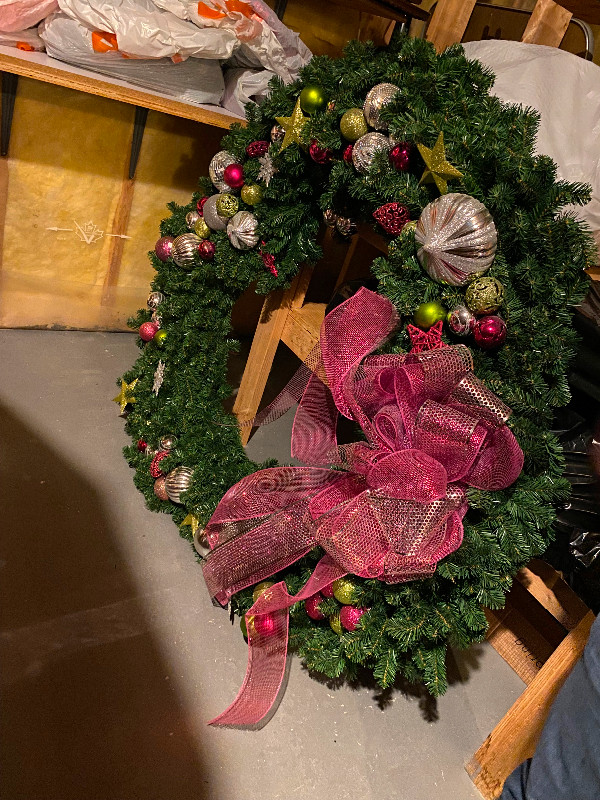 Outdoor decorated Christmas wreath in Outdoor Décor in Chatham-Kent - Image 2