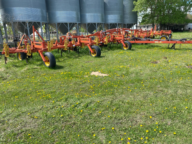 2000 8810 bourgault 60ft in Farming Equipment in Red Deer - Image 2