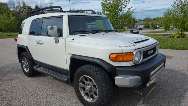 2011 Toyota FJ Cruiser  in Cars & Trucks in Barrie - Image 2