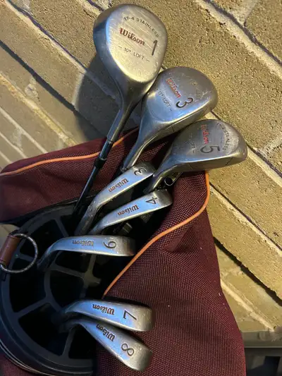 Wilson golf clubs $250 right hand Drivers 1,3,5; Irons 3,4,6,7,8, Voir plus
