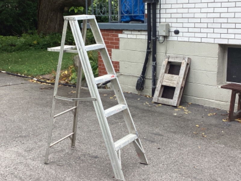5' Aluminum 4Step Ladder with Paint Tray and Top Ladders