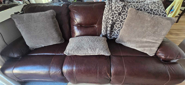 Power recliner Leather Loveseat in Couches & Futons in Oshawa / Durham Region - Image 3