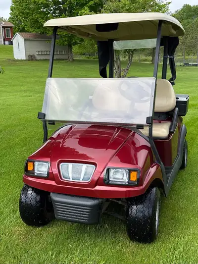 Modèle : Club Car Precedent 2010 Type : Électrique – 48V Batteries neuves : Septembre 2023 Équipée d...