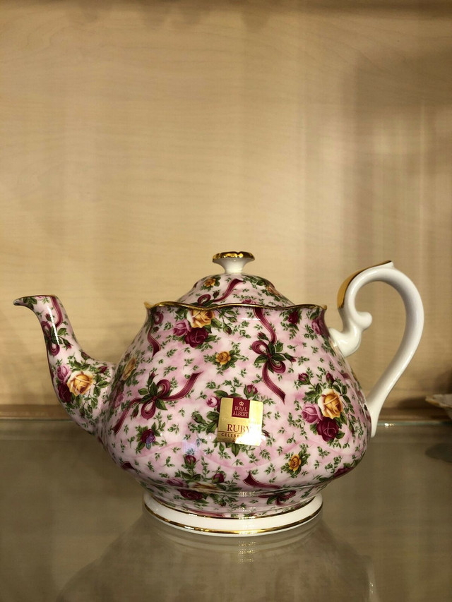 Royal Albert OCR ruby celebration pink chintz tea set in Arts & Collectibles in Mississauga / Peel Region - Image 2