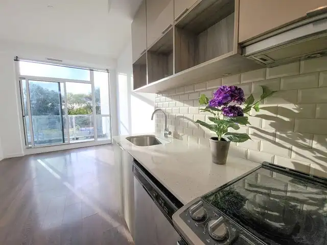 $2,450 North York 1 Den Condo | Parking   Locker | Near Subway