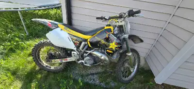 Get ready for the track with this powerful Suzuki RM250, a capable 250cc two-stroke motocross bike d...